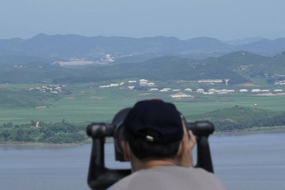 Nord-Korea forbereder trolig en ny atomprøvesprengning, tror FN-eksperter. Dette bildet er Sør-Koreas grense mot landet. Foto: AP / NTB