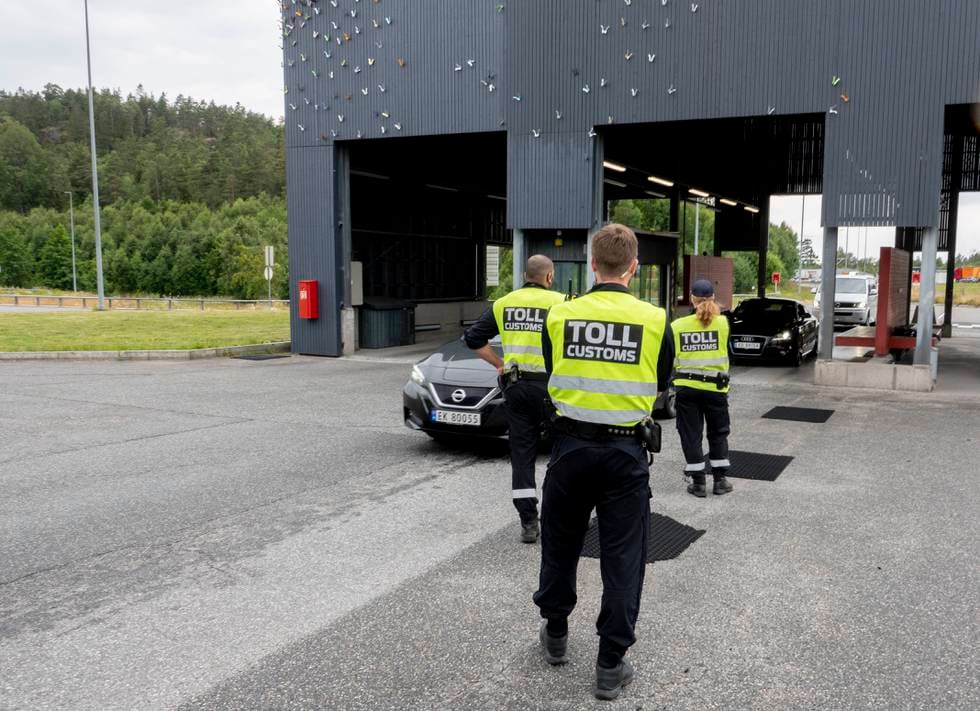 Norske tollere kontrollerer de reisende som kommer til Norge over grensen på Svinesund. Illustrasjonsfoto: Geir Olsen / NTB