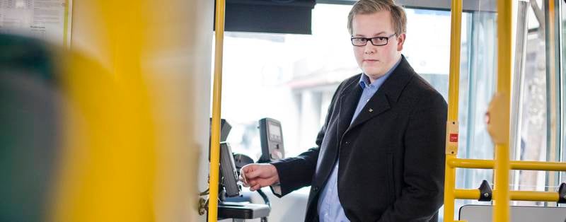 Eirik Faret Sakariassen (SV) mener at bussprisen må kraftig ned i Stavanger hvis flere skal velge bussen. Han mener vi må se på forsøket som ble gjennomført i Trondheim ved årsskiftet. Der er prisene redusert og 1200 flere mennesker tar bussen hver dag.