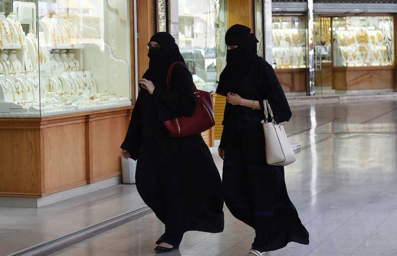 Tradisjonell: Helsvarte abayer som dekker til alt bortsett fra øynene har vært den eneste godkjente klesdrakten for saudiarabiske kvinner. FOTO: NTB SCANPIX