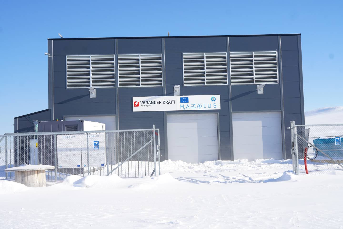 Den lille hydrogenfabrikken som finnes i Berlevåg starter småskala produksjon i høst. Foreløpig gir det ikke arbeidsplasser til den hardt prøvede kommunen.