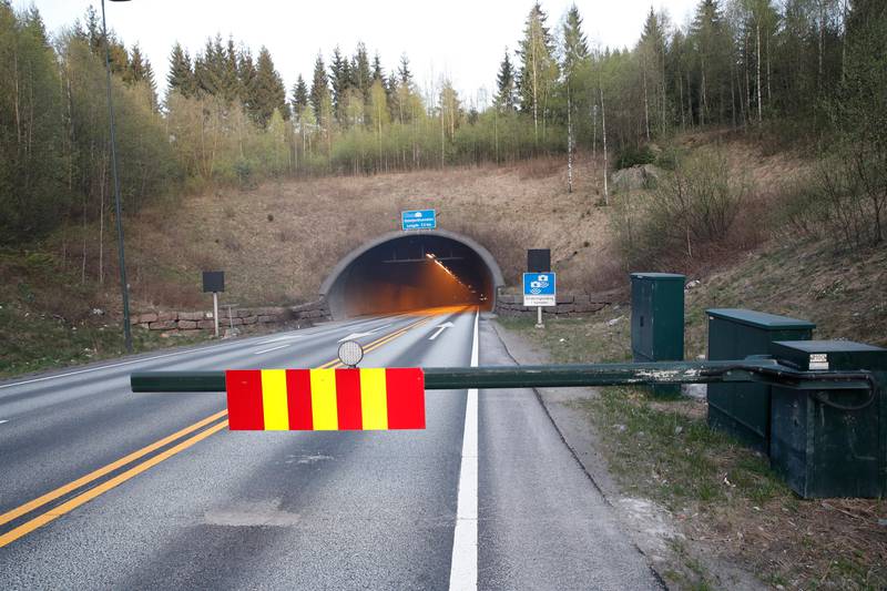 Hurum  20170505.
To personer er evakuert ut av Oslofjordtunnelen etter at en lastebil med papir begynte å brenne ca. to kilometer inn i tunnelen fra Drøbaksiden.
Foto: Terje Bendiksby / NTB scanpix