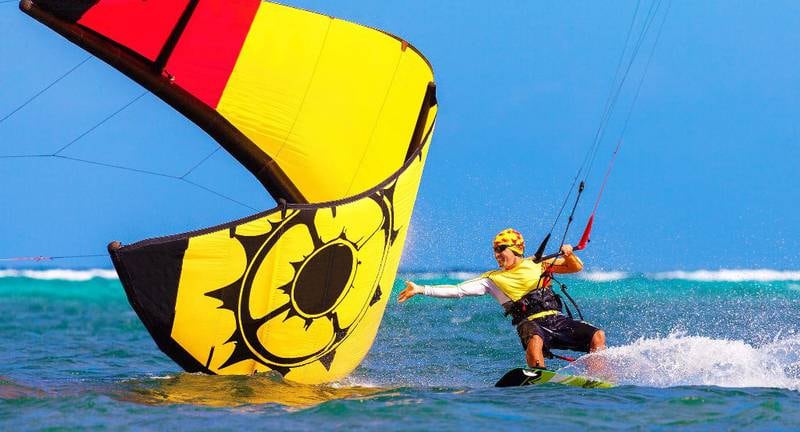 Kitesurfing er blitt veldig populært de siste årene, og kurs tilbys mange steder rundt om i verden. FOTO: MICROSTOCK