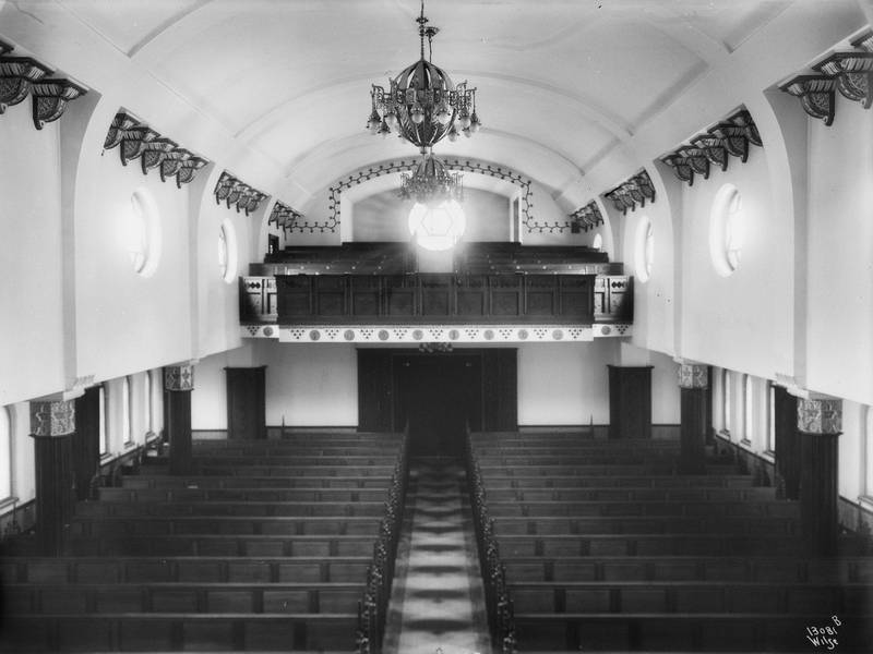 Synagogen i Bergstien er ortodoks og dermed kjønnsdelt, med 220 plasser for menn og et galleri for kvinner med 100 plasser. Her avbildet før innvielsen i 1920.