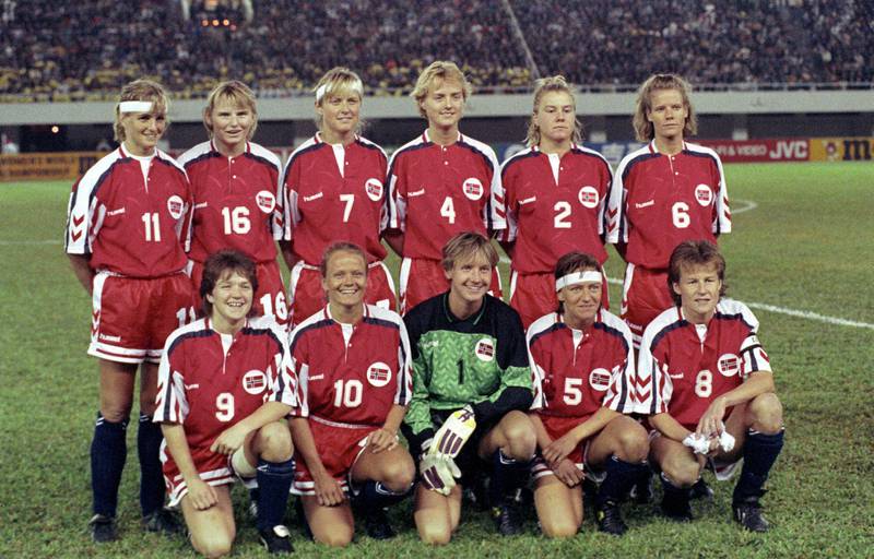 Sølvjentene: Norges kvinnelag tok sølv i VM 1991. Med på det legendariske laget var både Heidi Støre, Gro Espeseth, Linda Medalen og Gunn Nyborg (nr. 2 fra høyre foran) FOTO: LISE ÅSERUD/NTB SCANPIX