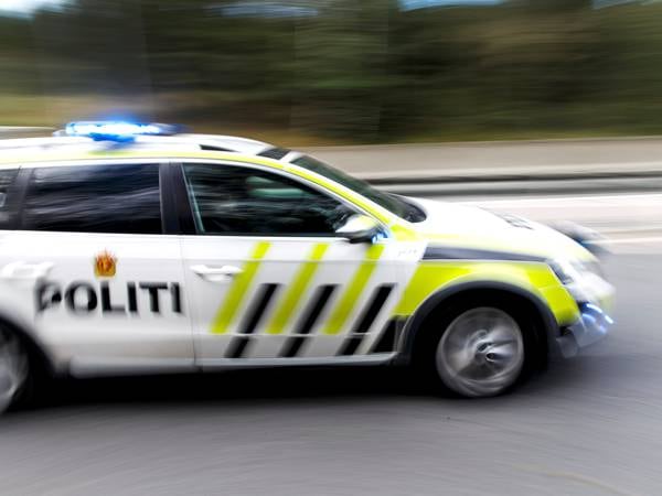 Mann i 80-årene truet bilister med hammer i Larvik – tatt hånd om av helsevesenet 