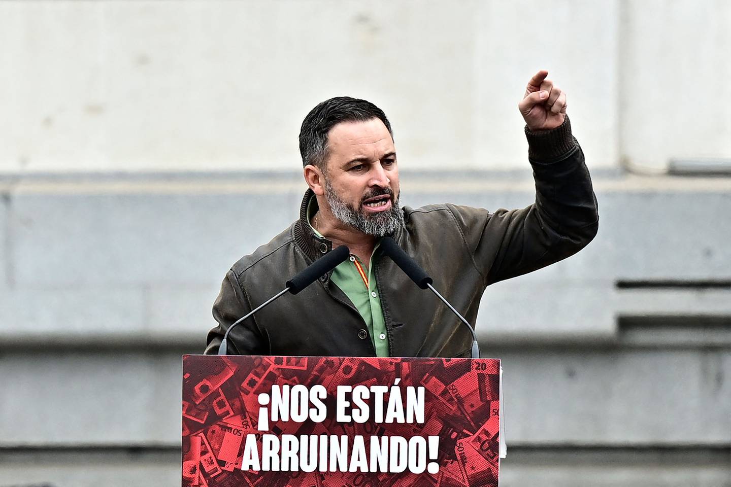 Partileder Santiago Abascal i det spanse ytre høyre-partiet Vox på talerstolen under en protest mot prisstigninger tidligere i år.