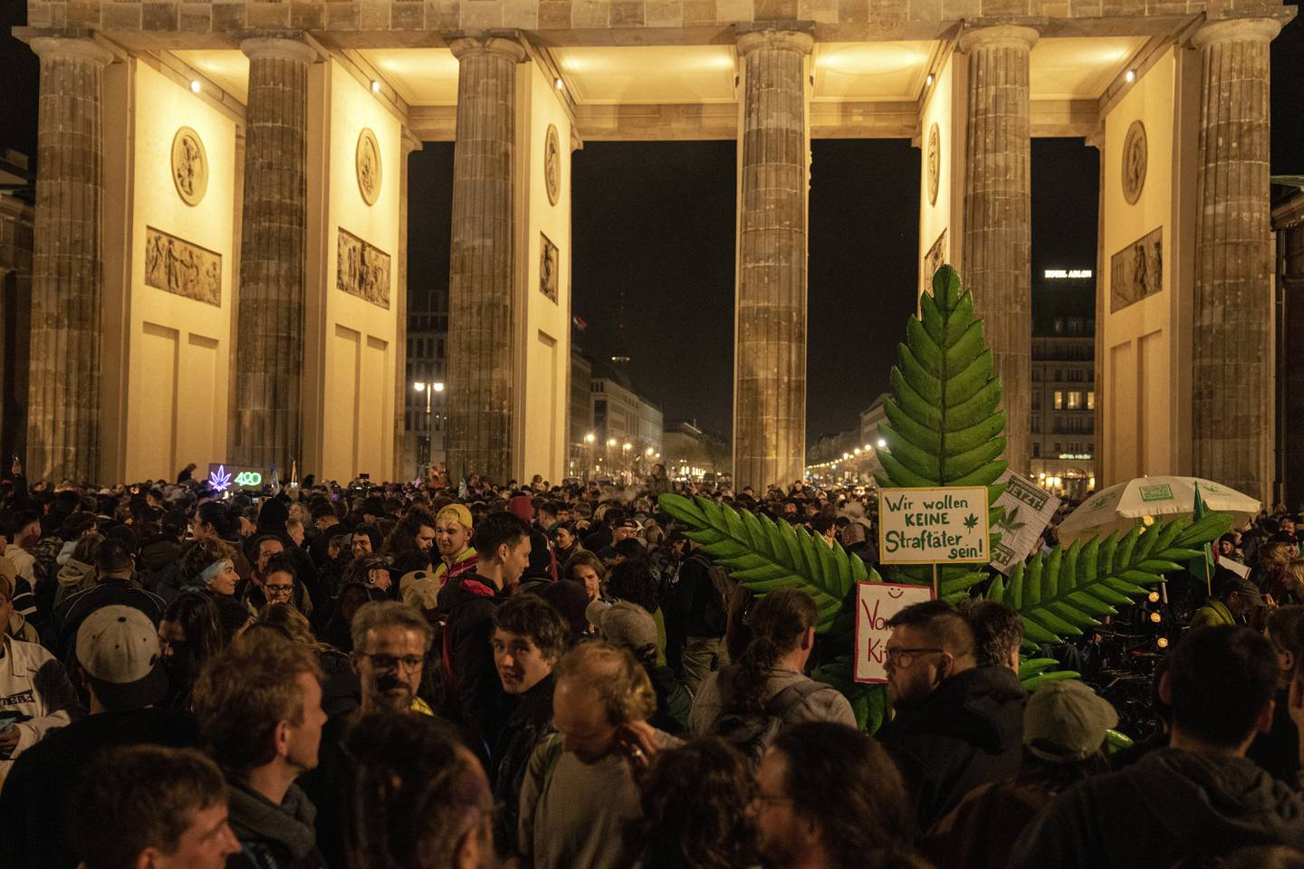 Folk røyker marihuana foran Brandenburger Tor under arrangementet "Smoke-In" i Berlin, Tyskland, mandag 1. april 2024. Fra og med 1. april har Tyskland legalisert cannabis til personlig bruk.