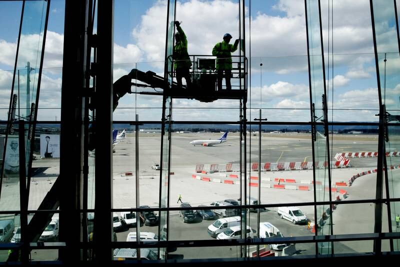 Selv om det ennå ikke er fattet endelig vedtak om en eventuell tredje rullebane på Gardermoen, vokser flyplassen allerede. Den nye ankomst- og avgangshallen og pir nord skal være ferdig i slutten av april neste år.