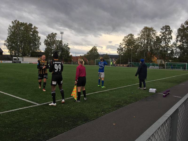 Egersunds tremålsscorer på Grefsen stadion, Mathias Kvåle Perttamo (t.v.) sier takk for seg og erstattes av Kevin Beugre.