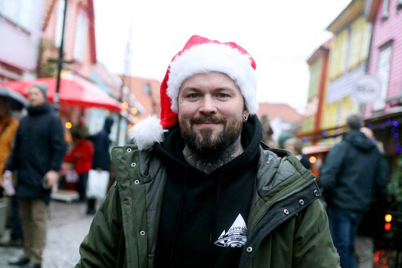Hanekams Tom Ur Kjørsvik håper folk kom i julestemning på tross av været. Foto: Tone Helene Oskarsen