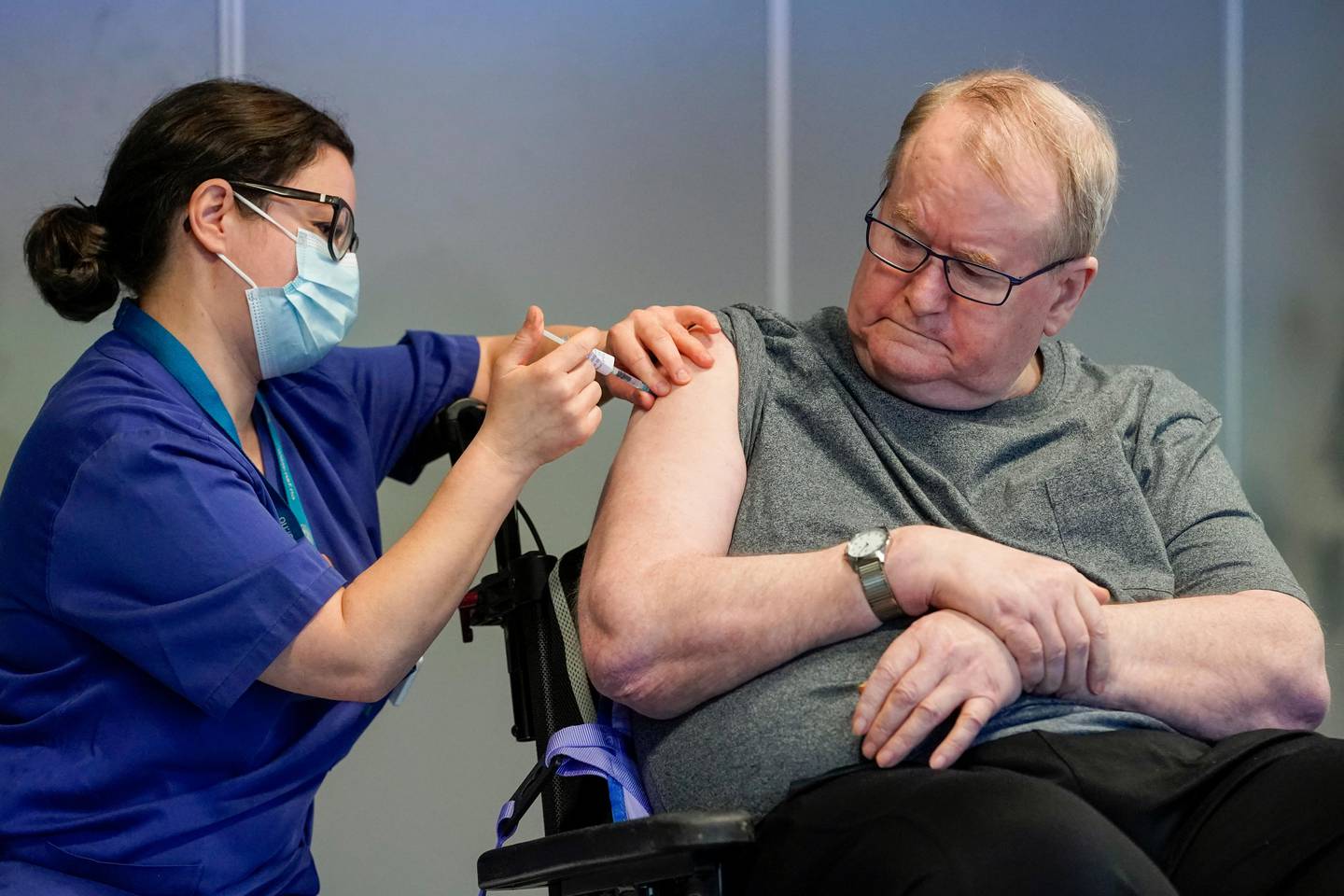 Oslo 20201227. 
Sykepleier Maria Golding vaksinerer Svein Andersen (67) mot koronaviruset (Covid-19). Svein Andersen (67) beboer på Ellingsrudhjemmet var den første i Norge som fikk vaksinen.
Foto: Fredrik Hagen / NTB