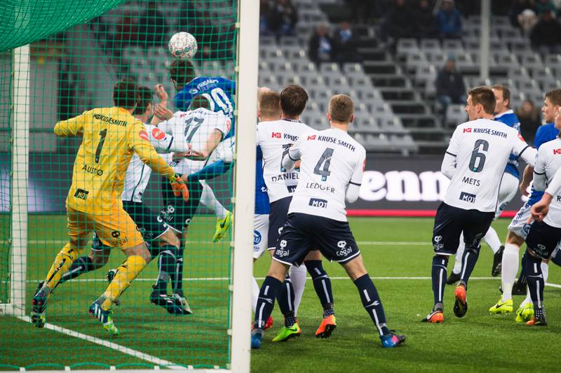Sarpsborg 08s Anders Østli scorer 2-0-målet bak Vikings keeper Iven Austbø under eliteseriekampen i fotball mellom Sarpsborg 08 og Viking på Sarpsborg stadion.