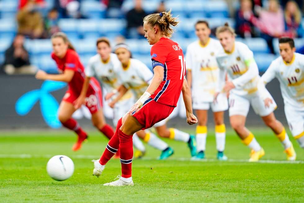 Caroline Graham Hansen scorer på straffe i VM-kvalifiseringskampen mot Armenia på Ullevaal stadion. Foto: Terje Pedersen / NTB
