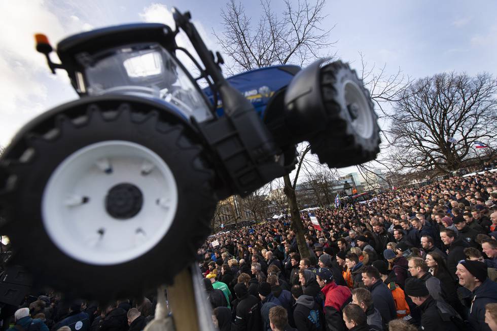 Flere tusen bønder demonstrerte i Haag i februar 2020 mot regjeringens planer om å kutte utslippene av nitrogenoksid. Nye protester er varslet etter fredagens kunngjøring. Foto: Peter Dejong / AP / NTB