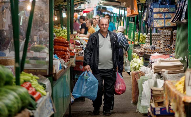 Det myldrende ­markedet Bit pazar er nerve­sentrumet i det gamla Skopje. FOTO: JONAS GRATZER