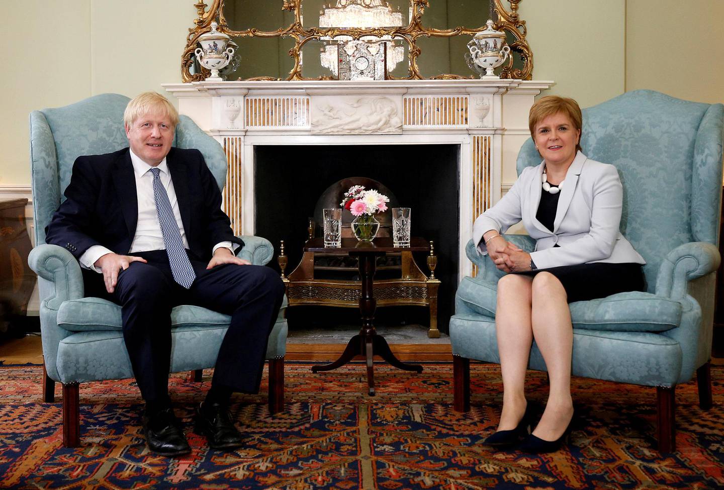 SKOTTLAND: Skottlands førsteminister Nicola Sturgeon vil ha en ny folkeavstemning. Her under Johnsons besøk i forrige uke. FOTO: NTB SCANPIX