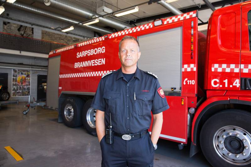 Brannsjef Terje Surdal i Sarpsborg skryter av innbyggernes raske varsling ved branner i inn- og utmark.