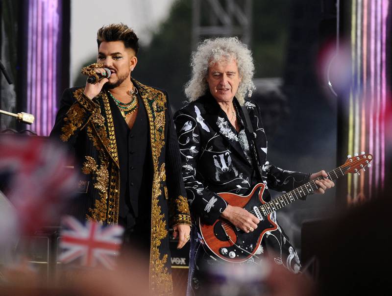 Adam Lambert og Brian May satte igang showet med Queen under dronning Elizabeths platinajubileum utenfor Buckingham Palace 4. juni.