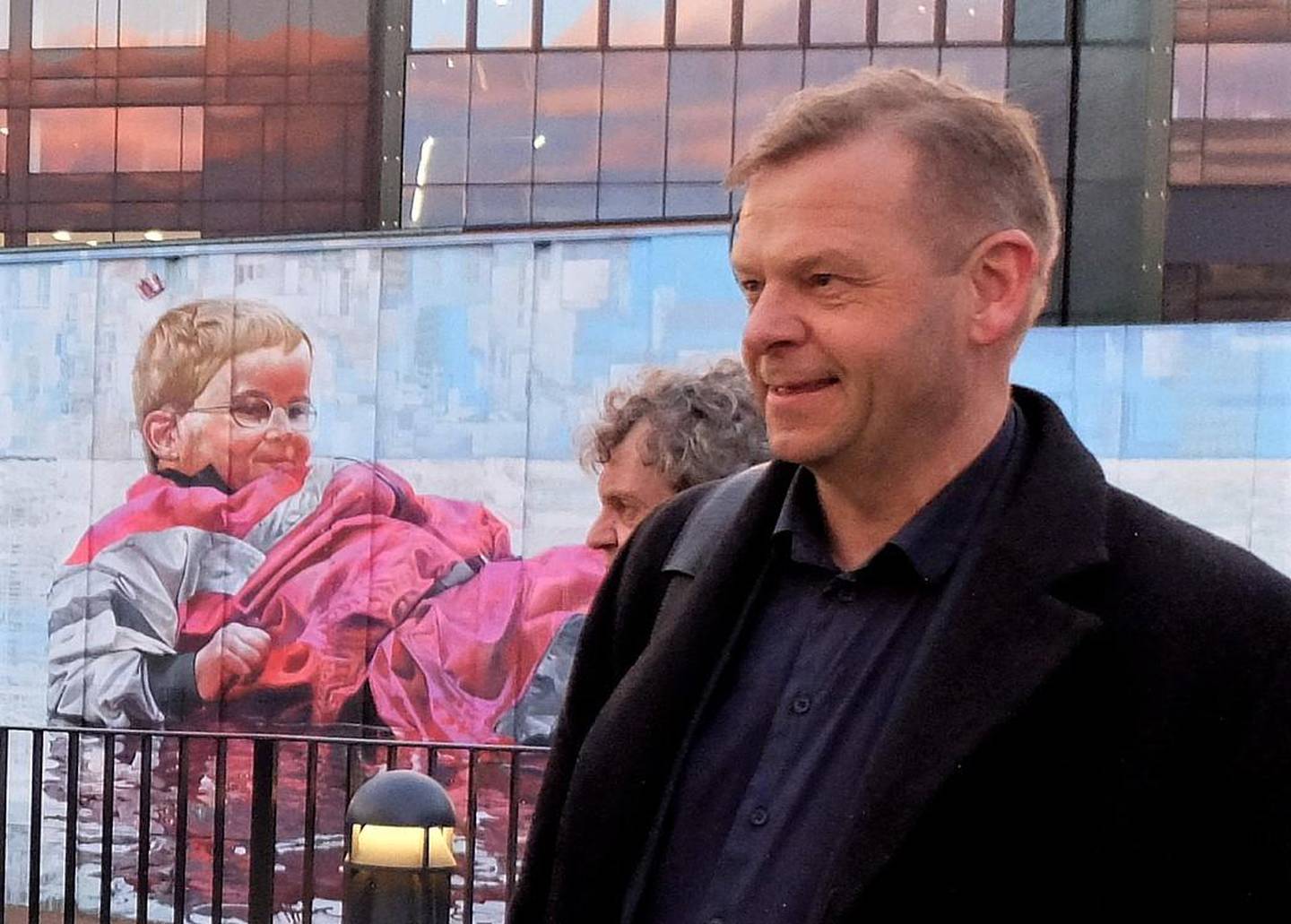 Eric Ness Christiansen (m skjegg)&nbsp;og Tom Søgård (t.h.)&nbsp;i Byen Vår Drammen foran et av Ugang-prosjektene som er blitt et landemerke på Grønland&nbsp;i Drammen. FOTO: KATRINE STRØM