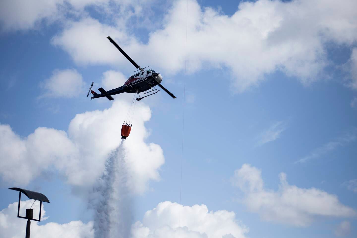 Et skogbrannhelikopter demonstrerte hvordan det henter og slipper 2000 liter vann. Helikopteret står på vanligvis på Torp flyplass i Sandefjord.