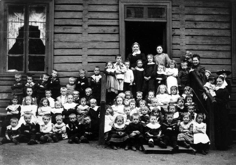 Rodeløkken barneasyl overtok lokalene i Gøteborggata 24 da skolen flytta til Sofienberg. Barna er fotografert rett før asylet flytta videre til Petrus menighetshus i Helgesens gate 64 cirka 1908.