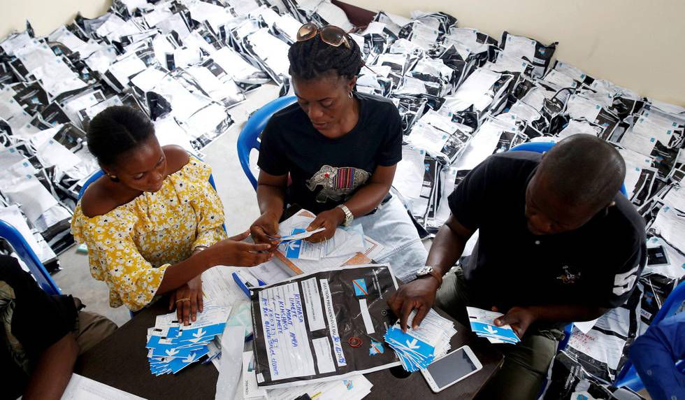 STENGT: Kongolesiske myndigheter stengte ned internett under valget i landet 30. desember, angivelig for å unngå opprør. Medlemmer i valgkommisjonen talte fortsatt stemmer sist fredag. FOTO: BAZ RATNER/NTB SCANPIX