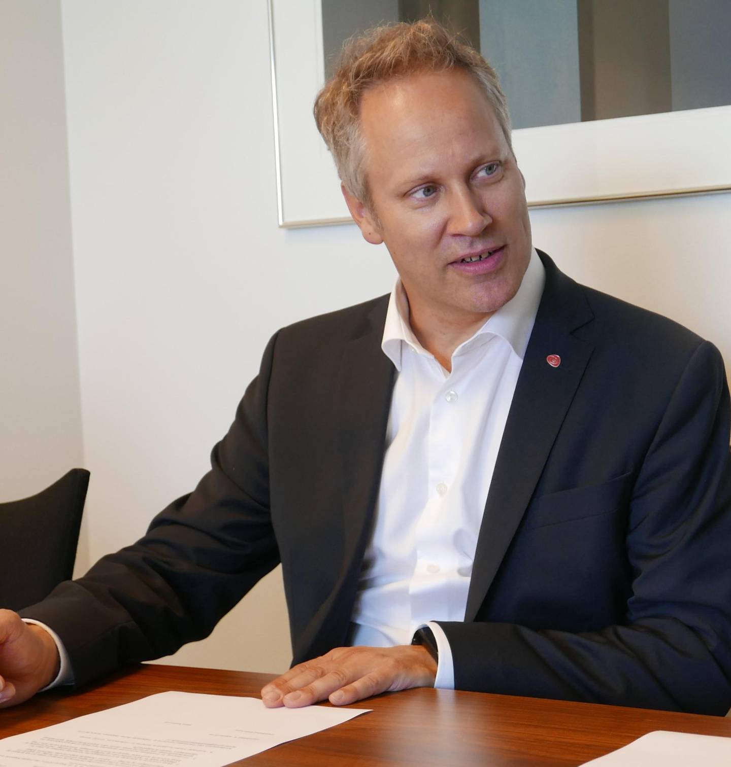 Jon-Ivar Nygård og Hanne Tollerud, ordførere i henholdsvis Fredrikstad og Moss, signerer avtale om utleie av en av Fredrikstads byferger til testing i Moss. På Nygårds kontor. Begge Ap.