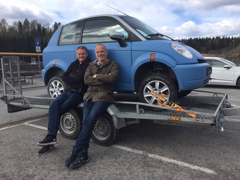 Frank Sveen og Peder Blindheim sporet opp Think-bilen fra 2008 hos et bruktbilsenter i Vestfold og hentet den selv med henger.