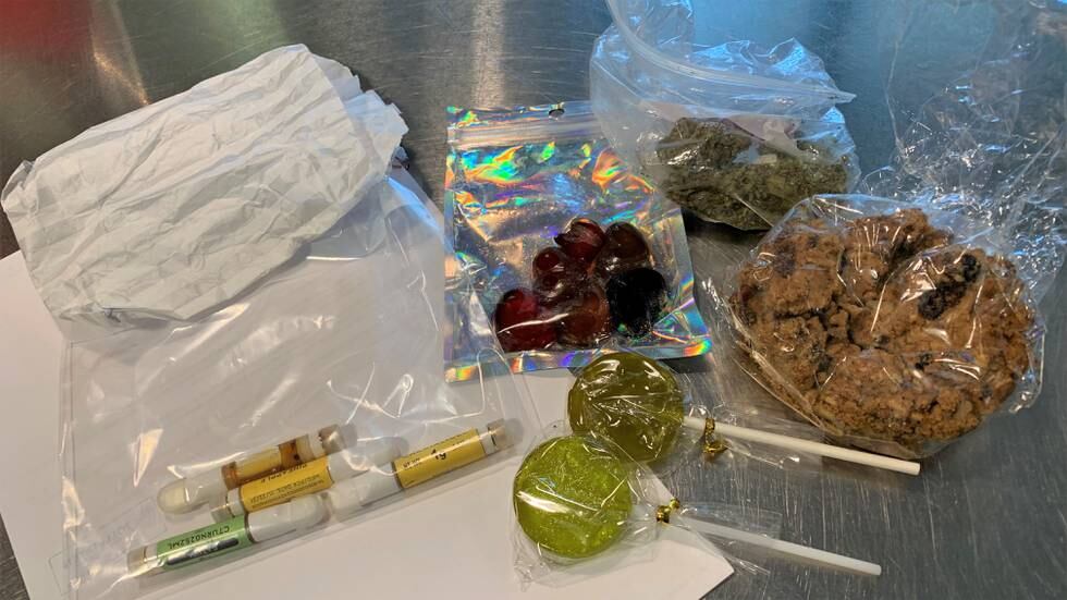 Ulike typer godteri tilsatt cannabis, beslaglagt ved Svinesund tollsted 25. april 2022.