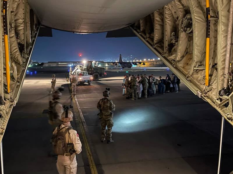 Et C-130J fra 335 skvadronen i Luftforsvaret har bistått med evakueringen av sivile fra Kabul i Afghanistan til Tblisi i Georgia.