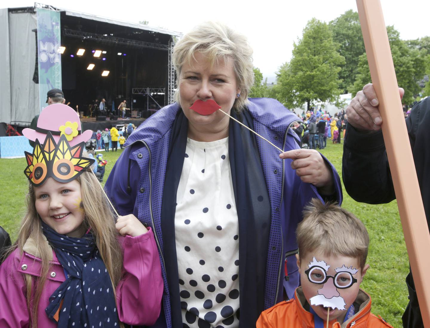 Statsminister Erna Solberg da hun besøkte barnefestivalen Miniøya i 2015. Nå har hun latt seg avbilde på gledesbilde fra pub som får gjenåpne i Oslo, mens festivalen må avlyse. Foto: Vidar Ruud / NTB