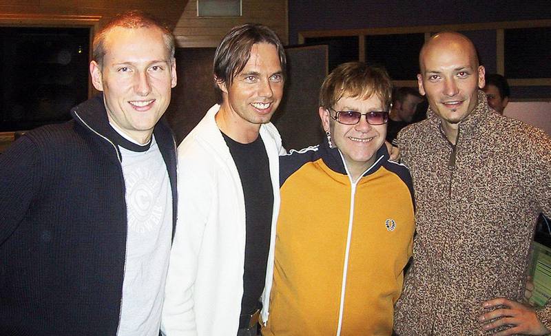 Elton John sammen med Tor Erik Hermansen, Hallgeir Rustan og Mikkel Eriksen. Rustan var også med i Stargate-teamet da de spilte i «Sorry Seems To Be The Hardest Word» sammen med gruppa Blue i 2002. FOTO: PRIVAT