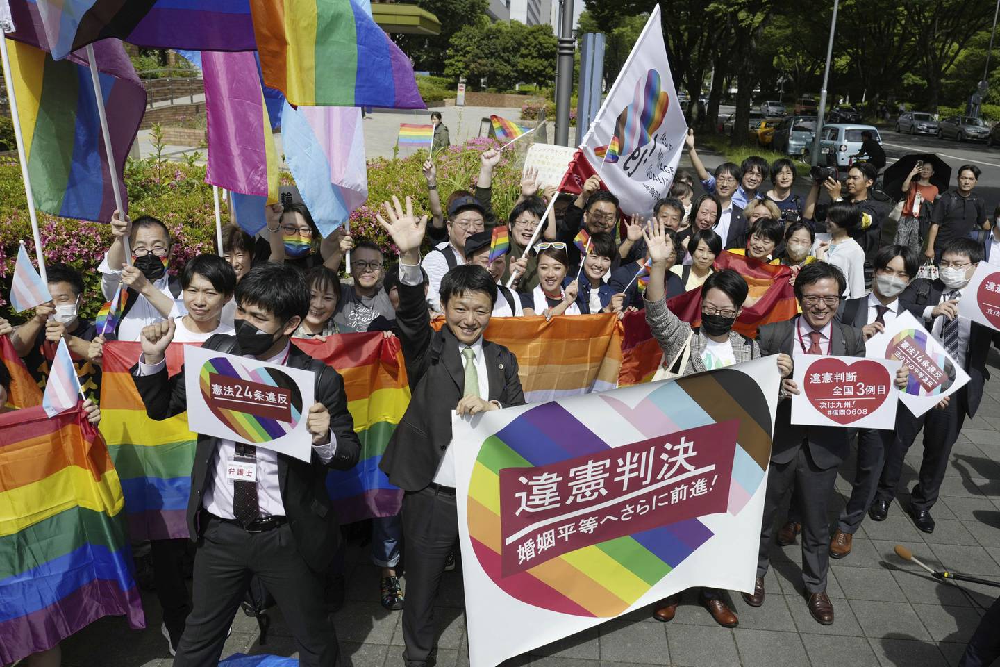 I Nagoya sa dommeren at det er grunnlovsstridig å nekte likekjønnede par å gifte seg. Her feirer LHBTQ+aktivistene seieren.