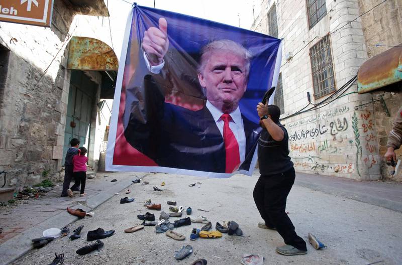 Donald Trump har lenge vært upopulær blant palestinere. På dette bildet fra i fjor kastes en sko på et bilde.