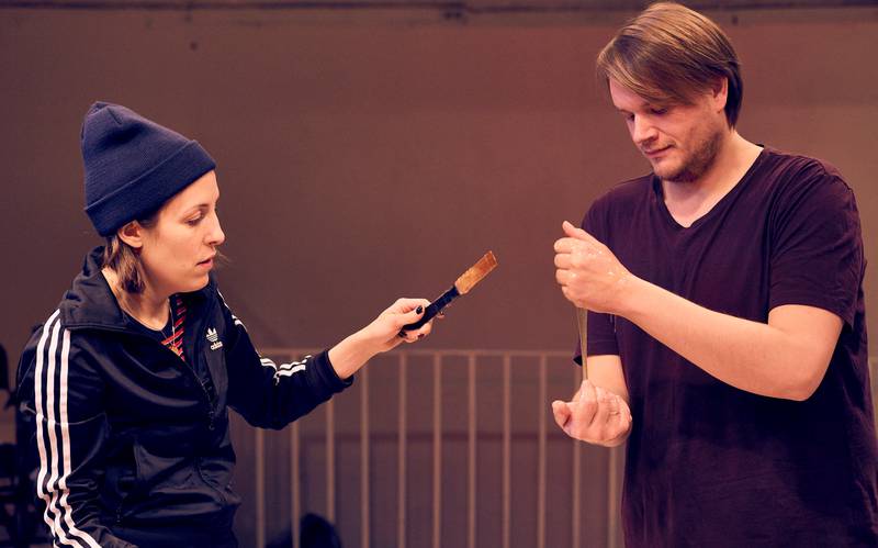 Regissør Angelina Stojčevska (t.v.) og Herman Bernhoft i en scene fra «R.U.R».