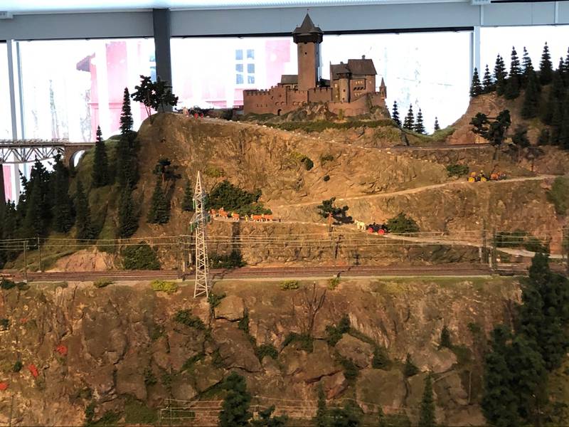 Den nye modelljernbanen til Teknisk museum er svært detaljrik og naturtro. Og har naturligvis sitt eget slott høyt oppe i fjellene.
