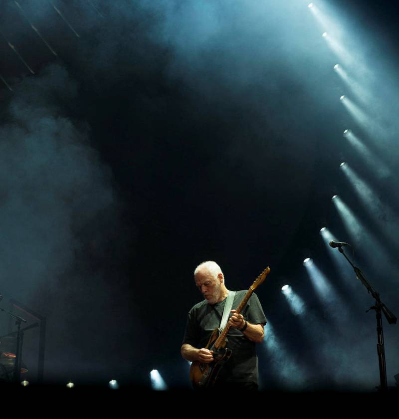 David Gilmour, i så mye lys og mørke at Pompeii forsvinner rundt ham. 