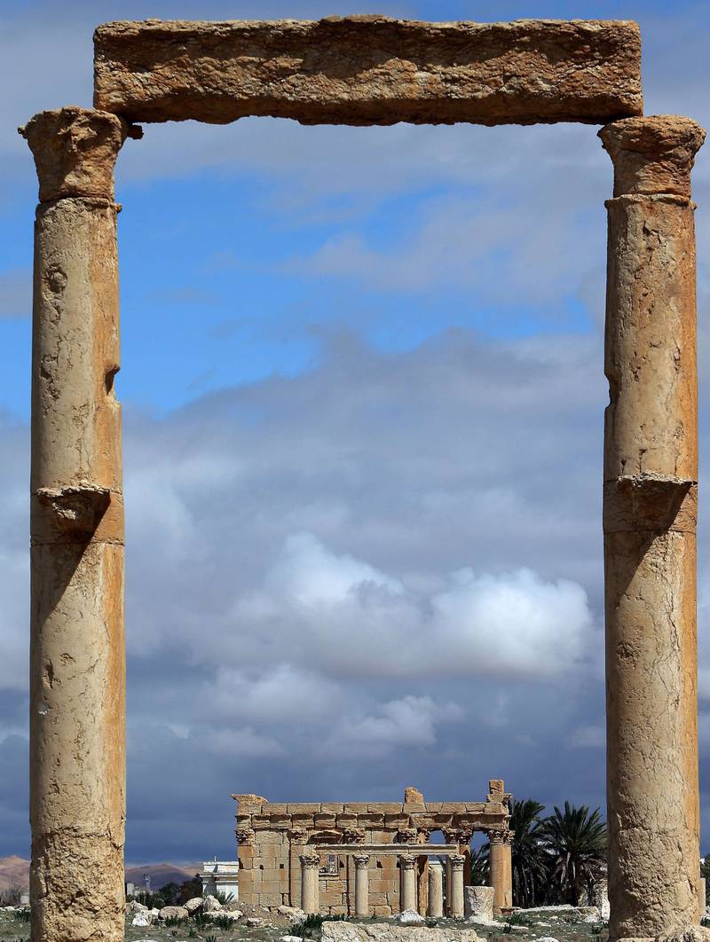 Et arkivbilde som viser tempelet Baal Shamin mellom to korintiske søyler før terrorgruppa IS’ herjinger. Tempelet skal ha fått store skader av sprengningen. FOTO: JOSEPH EID/NTB SCANPIX