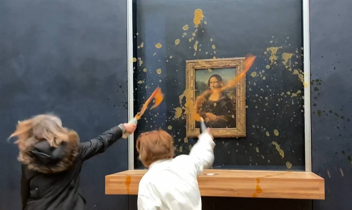 Miljøaktivister kastet suppe på kunstverket Mona Lisa i Louvre-museet.