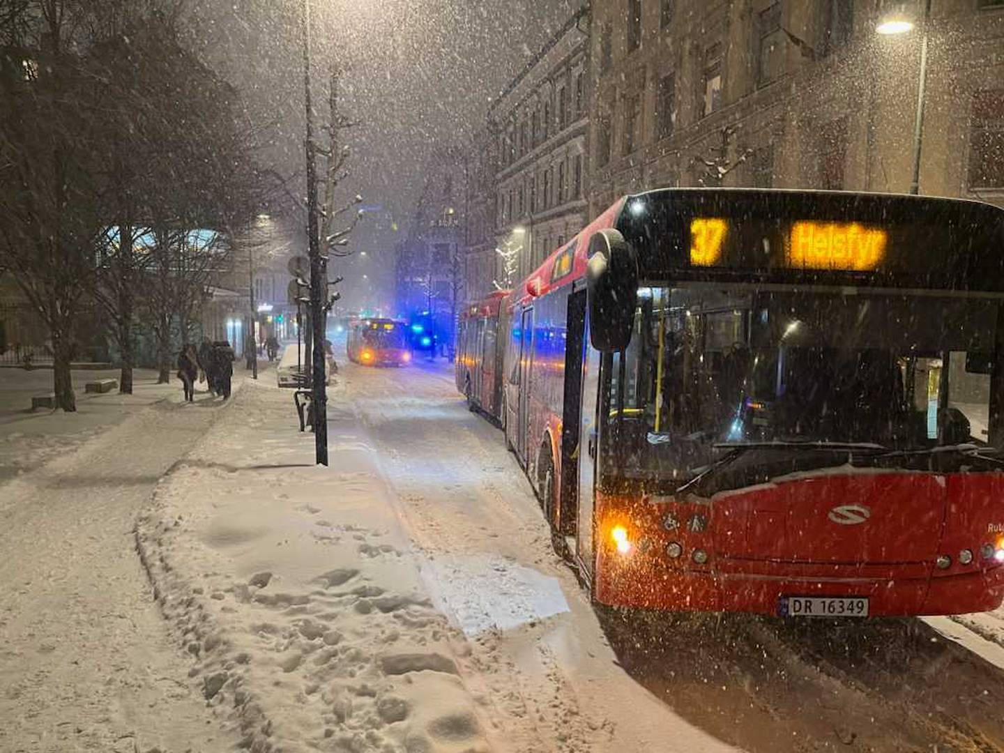 37-bussen sliter med snøværet ved Oslo Gate i Gamlebyen, og skaper trafikale problemer.