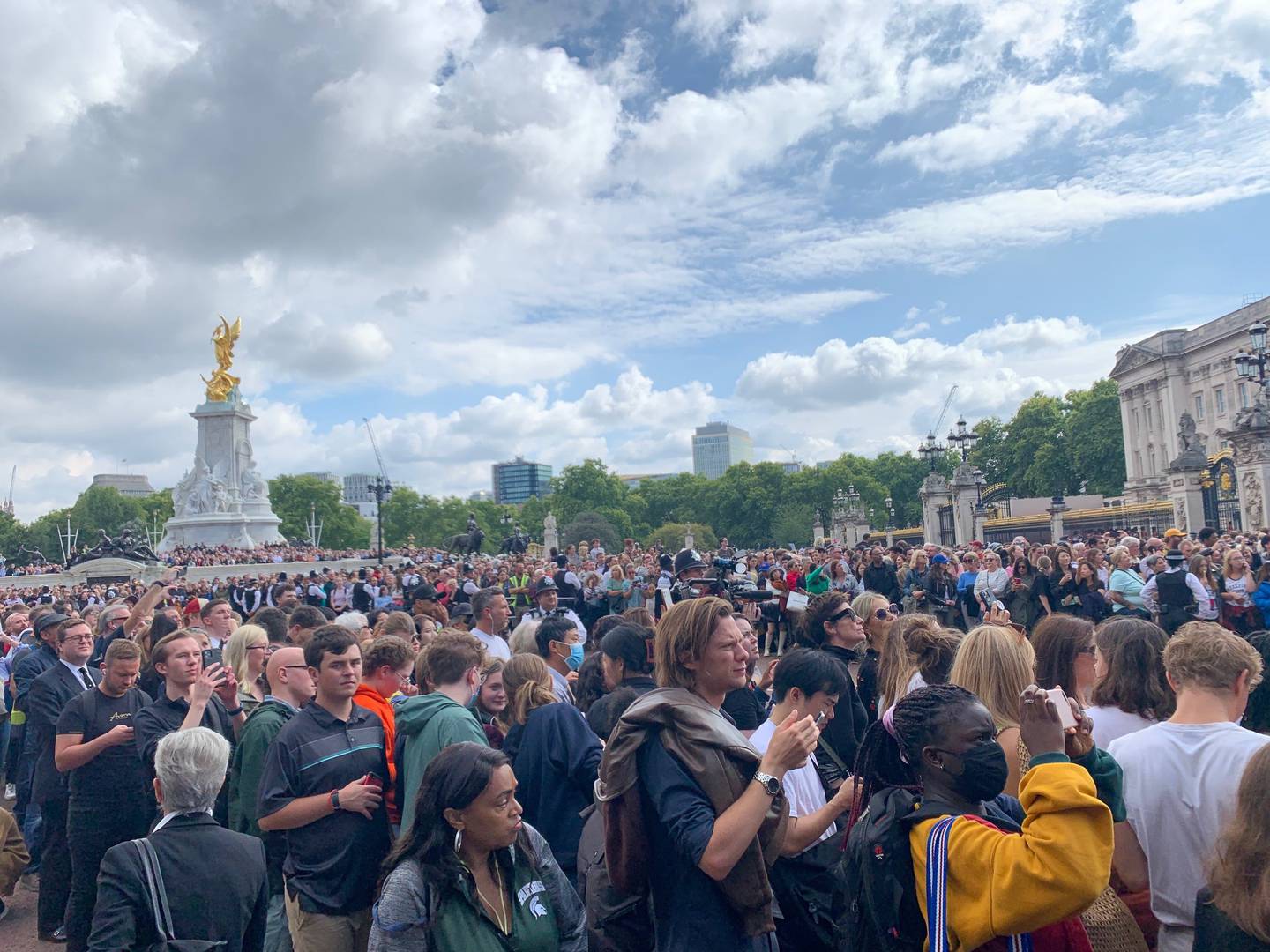 Folkemengden utenfor Buckingham Palace vokste fredag ettermiddag.