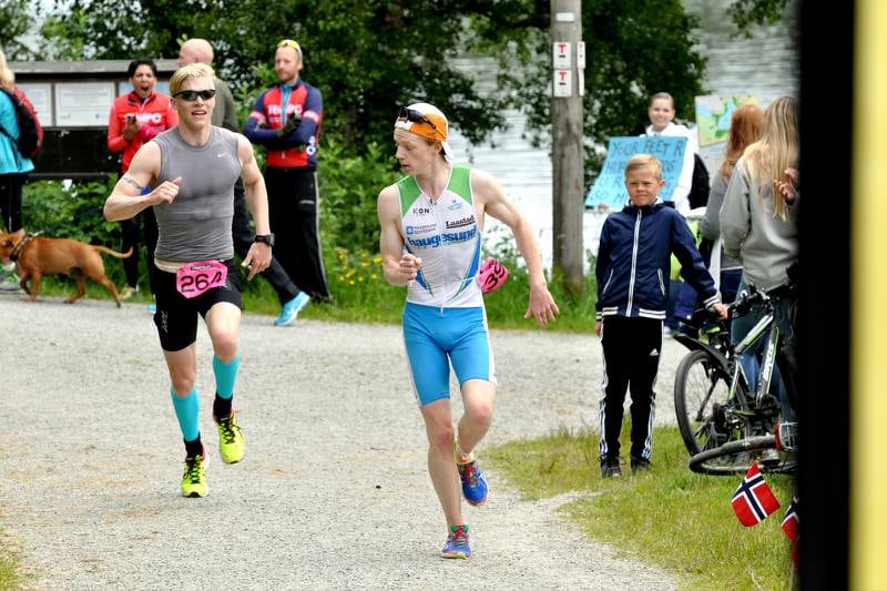 Ett av mange spurtoppgjør i Stavanger Triathlon ved Store Stokkavatnet søndag ettermiddag.