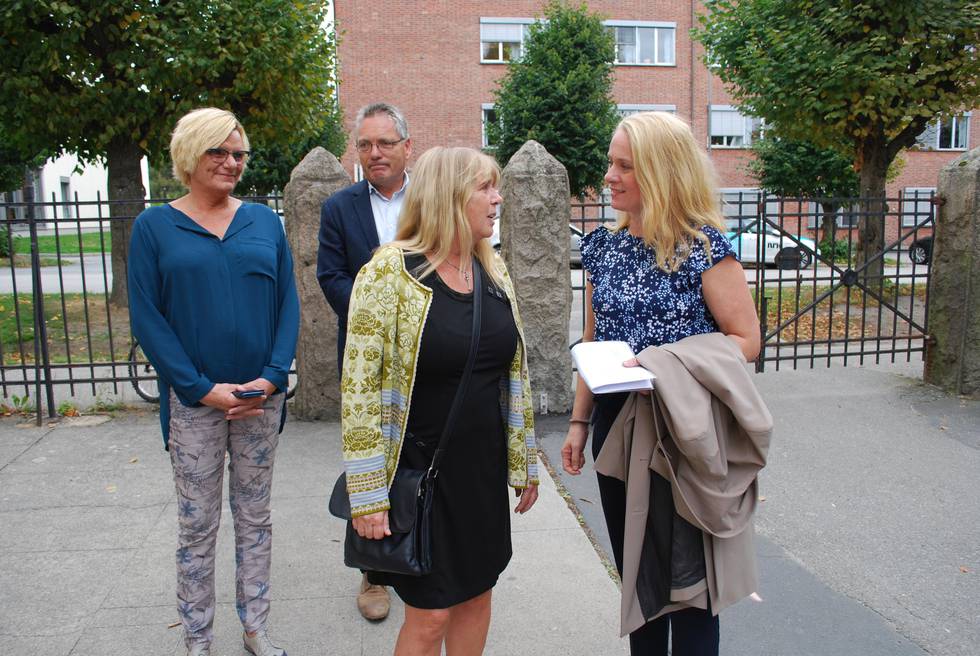 ALVORSPRAT: Rektor ved Os barneskole, Siv Grete Stamnes (foran til venstre), snakker med arbeidsminister Anniken Hauglie om hvordan de håndterer vold og trusler mot sine ansatte.