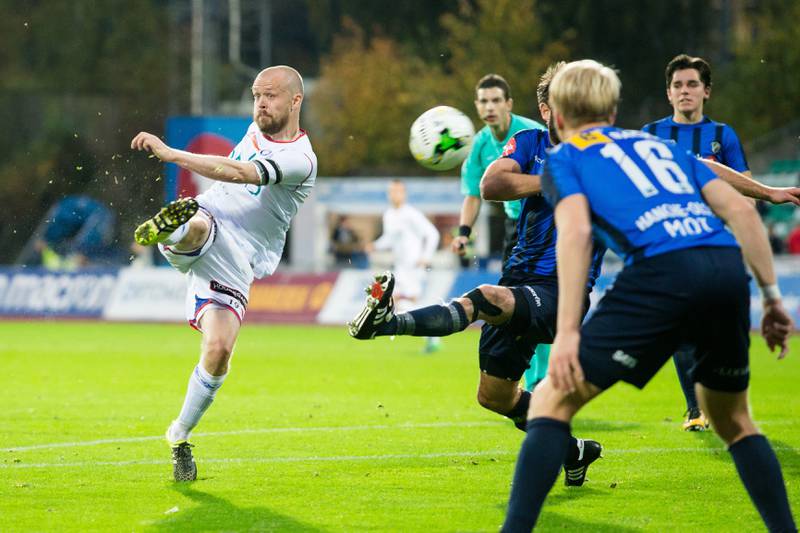 Christian Grindheim får fulltreff på hel volley og scorer sitt og Vålerengas andre mål.