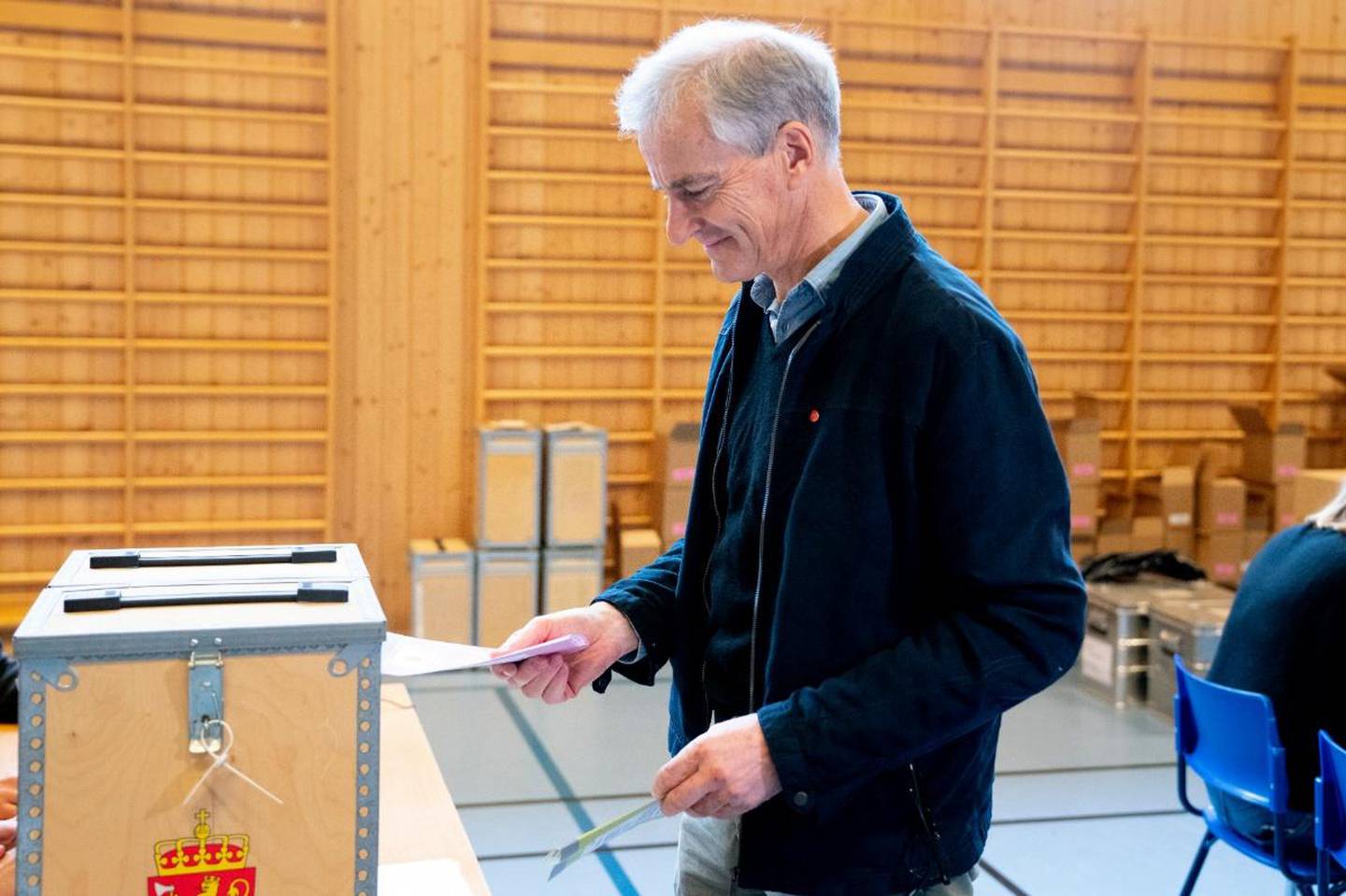 Den første av de to valgdagene er i gang. Søndag ettermiddag avga Ap-leder Jonas Gahr Støre sin stemme på Svendstuen skole i Oslo.