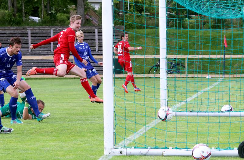Martin Hummervoll flykter inn 4-0-målet etter et innlegg fra en jublende Bjørnar Holmvik. Foto: Pål Karstensen