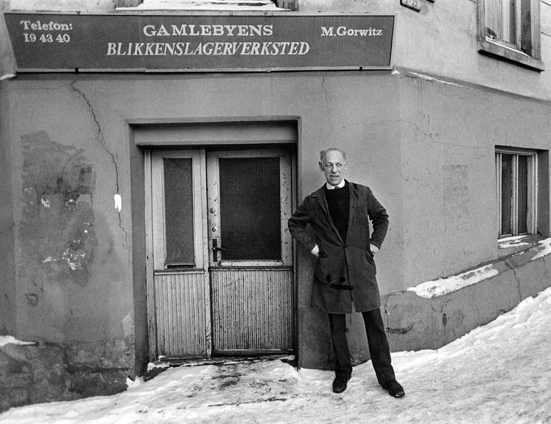 Moritz Gorwitz foran blikkenslagerverkstedet sitt i Arups gate en i dag midt på 1980-tallet. Han overtok stedet alene, etter at faren og brødrene var borte. FOTO: PRIVAT