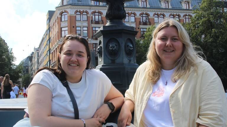 Oda Ormgostad (25) og Anna Kolås Brun (22) har begge flytta til Oslo fra mindre steder, og mener man må legge inn litt mer innsats for å bli kjent med folk her.