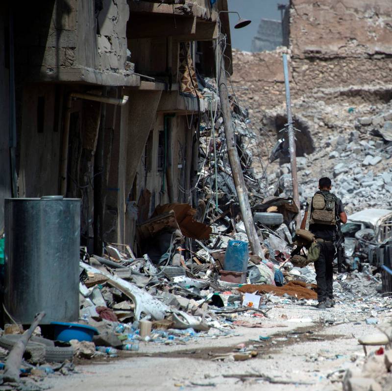 En irakisk regjeringssoldat går gjennom deler av Mosul, som ligger i ruiner.